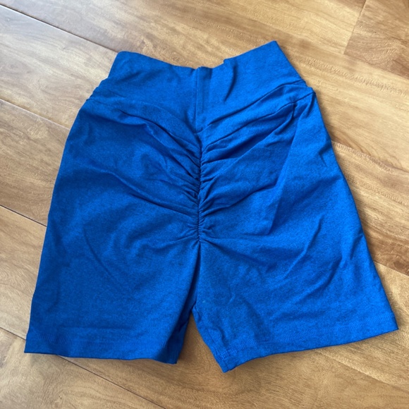 CLS seamless front scrunch shorts - Picture 2 of 3